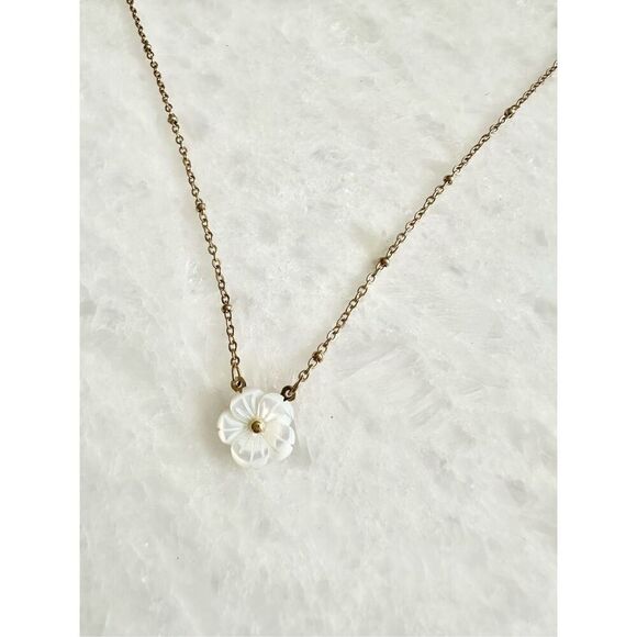 No Brand Jewelry - Pearlescent flower pendant necklace